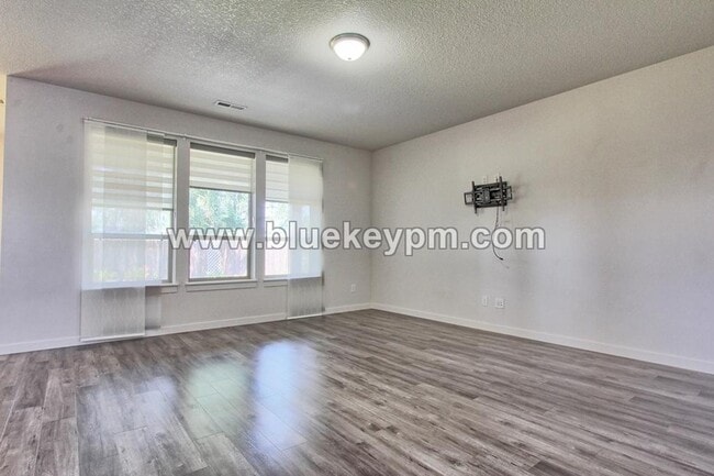 Building Photo - 5 Bed, 3 Bath Home with Tesla Charger in Orchards Near Hockinson Meadows Park