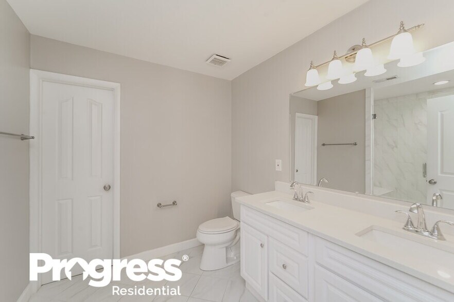 Building Photo - 10405 Yellow Rose Ln