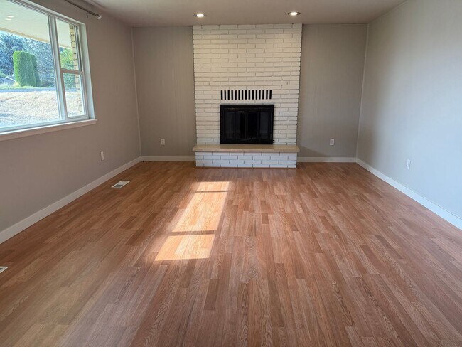 Building Photo - Spacious 3 Bedroom Home with Large Yard & ...