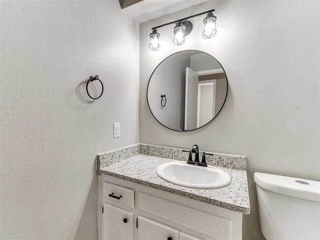 Building Photo - 502 N Oak St