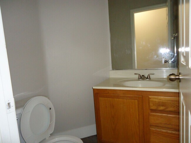 Building Photo - Nice two story house on SW area