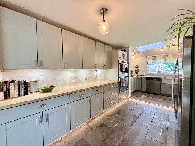 Building Photo - Distinguished 4 bed, 2 bath Bungalow in the Old North End