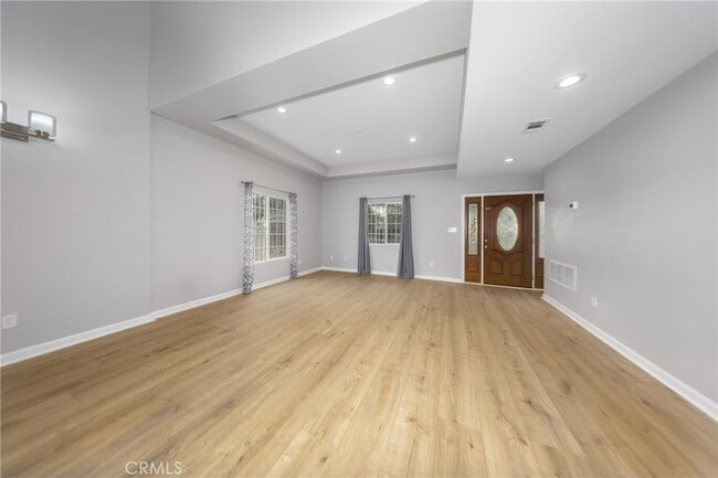 Building Photo - 642 N 6th Ave