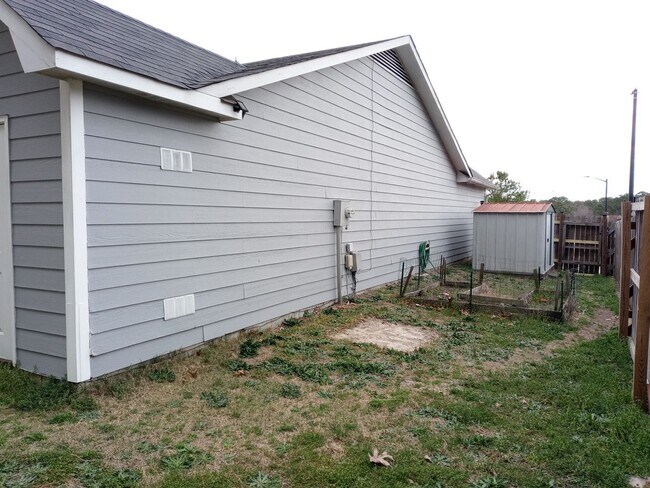 Building Photo - 3 bd/ 2 ba located MINUTES from Fort Bragg! Quiet Neighborhood!