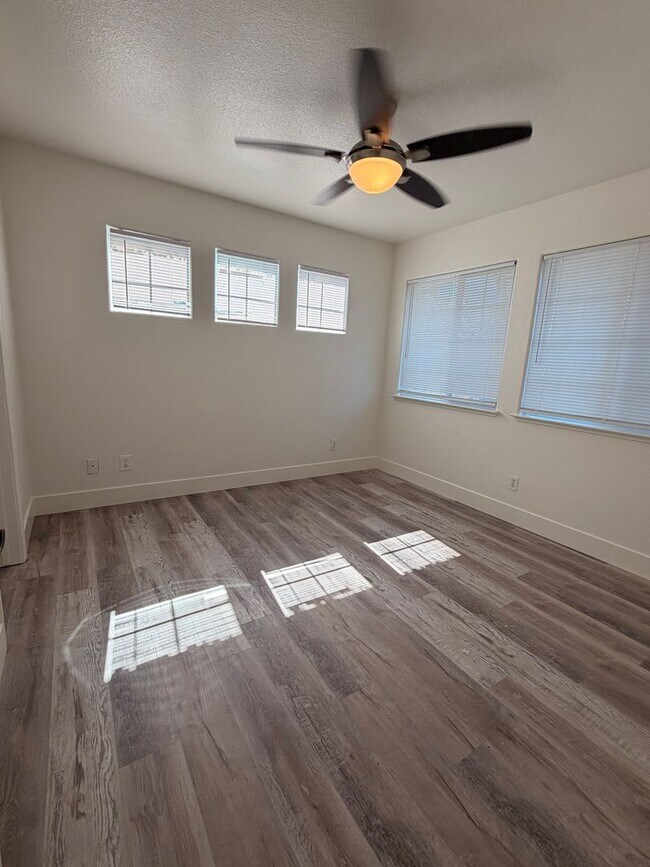 Building Photo - Come check out this lovely 3 bedroom 3 bath home Conveniently located near the Marlow Shopping ce...