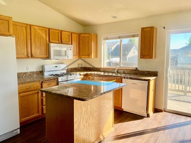 Building Photo - Beautiful 4 Bed 2 Bath Home on Corner Lot ...