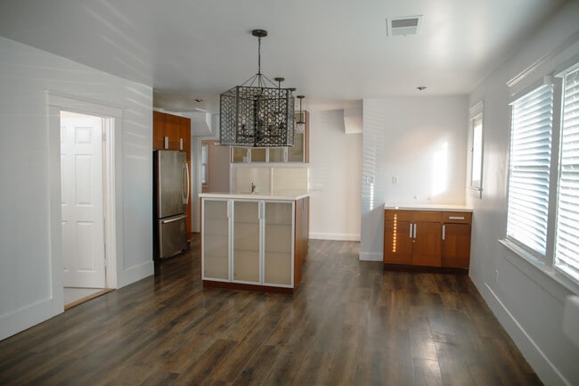 Building Photo - 137 25th St