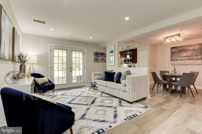 Building Photo - 4113 S Four Mile Run Dr