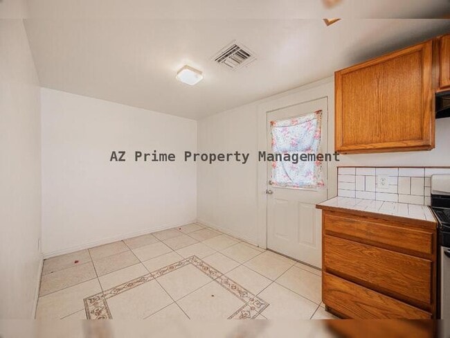 Building Photo - 2830 E Sheridan St