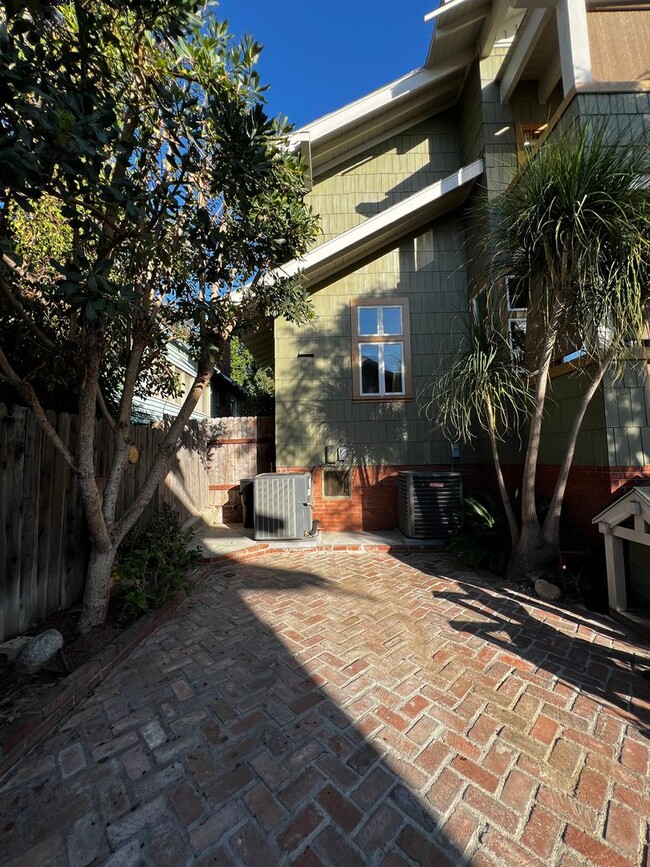 Building Photo - Uptown Whittier 4 Bedroom 3 Bath Beautiful...