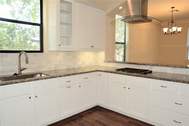 Building Photo - 615 W 27th St