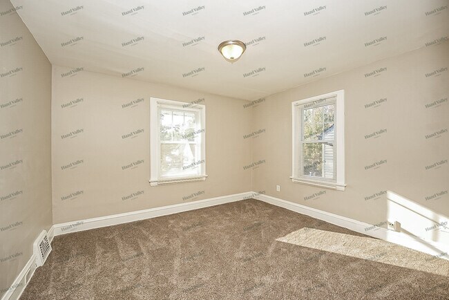 Building Photo - 1071 Selwyn Rd