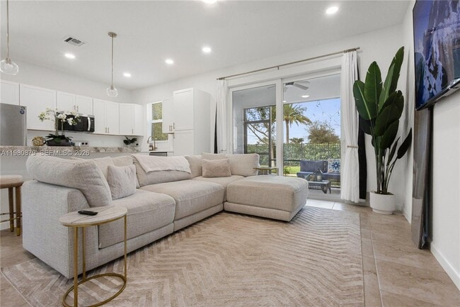 Building Photo - 4820 Longwood Lake Sq