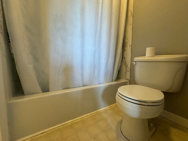 Building Photo - Refreshed 2 Bed 1.5 Bath Townhouse | Pet O...
