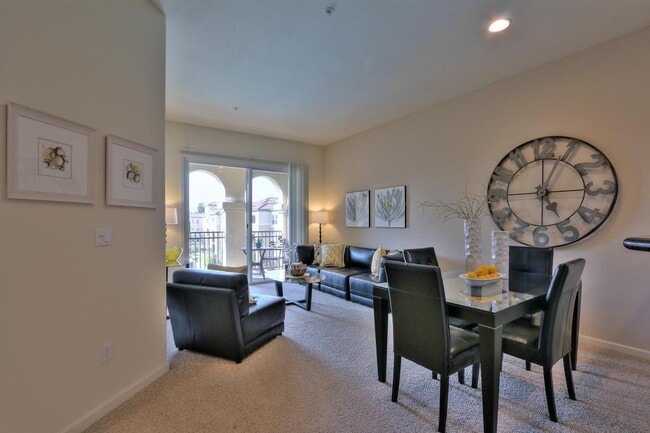 Living room - 1883 Agnew Rd