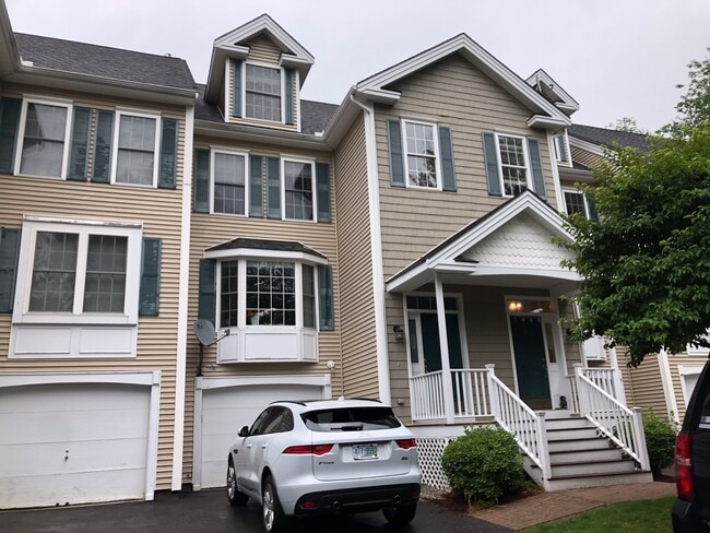 Primary Photo - Southern Nashua Townhouse For Lease