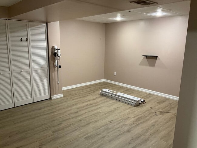 Building Photo - Large 3 Bedroom 2.5 bath townhome with additional finished room.