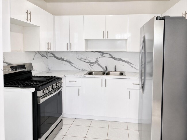 Building Photo - 1230 W 54th St