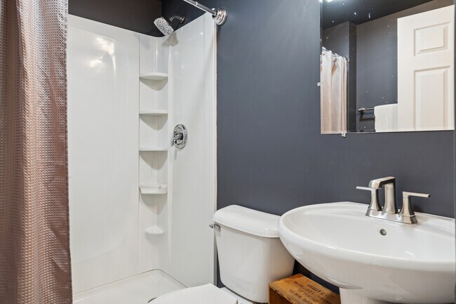 Building Photo - 34W685 Roosevelt Ave