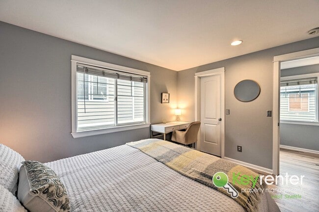 Building Photo - Beautifully Renovated 3 Bed Townhome in Prime North Seattle Location