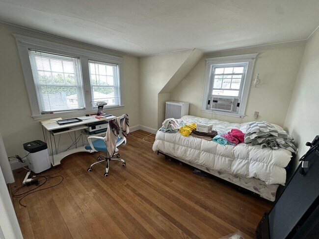 Building Photo - 3 Bed/1.5 Bath - Backyard - Off-Street Parking - Oak Square