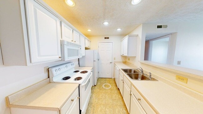 Building Photo - 5566 Garden Ridge