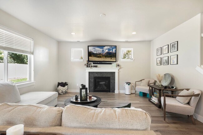 Building Photo - Spacious Two-Story Retreat in South Boise