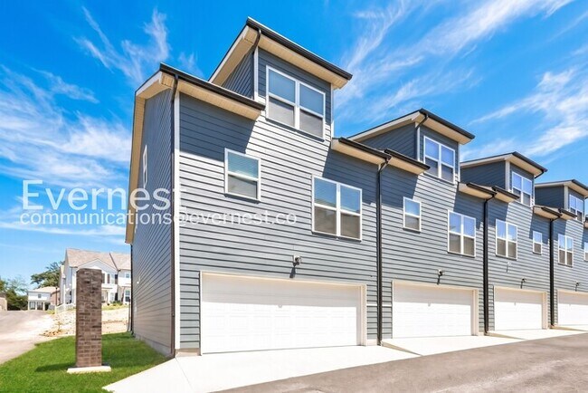 Building Photo - Limited Time Special Offer / 3 Bed/3 Bath Town Home with Garage / Pet-Friendly / Vouchers Accepte...
