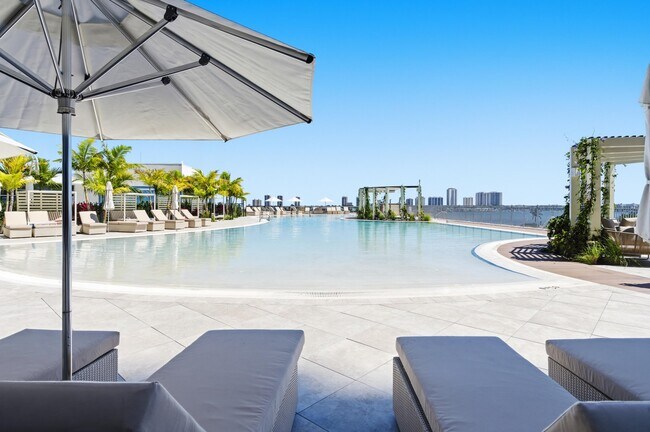 Building Photo - 220 Lake Shore Dr