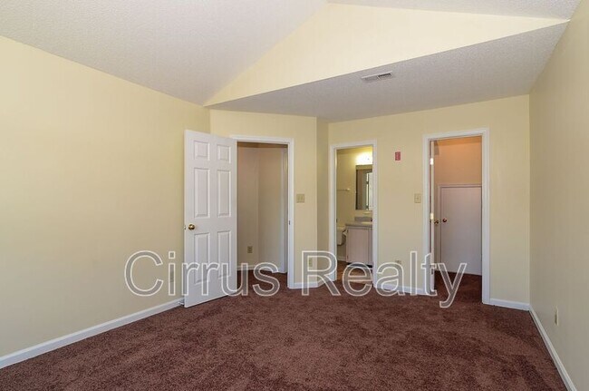 Building Photo - 381 Westview Dr