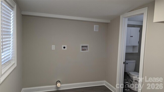 Building Photo - 156 S Sycamore St