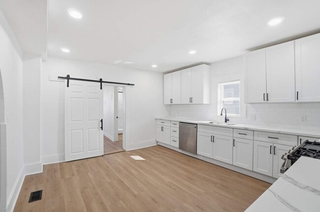 Building Photo - 630 Ewing Ave