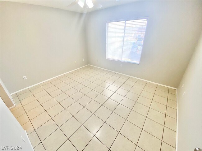 Building Photo - 8070 W Russell Rd