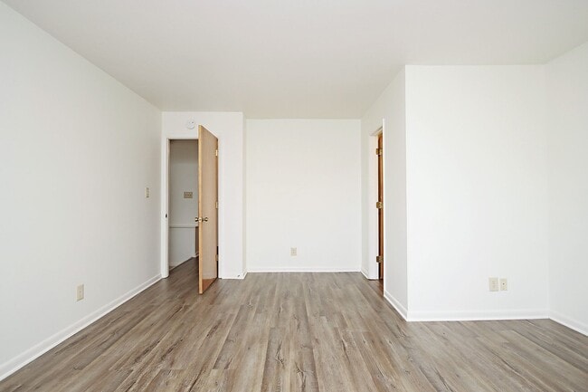 Building Photo - Huntington Village Townhome, Near UVA's North Grounds