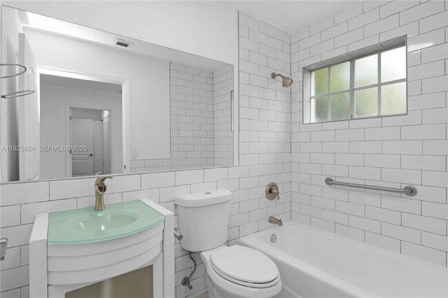 Building Photo - 832 Wallace St