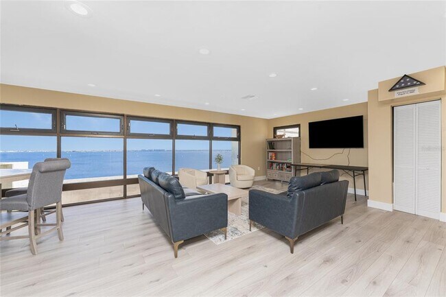 Building Photo - 1500 Park Beach Cir
