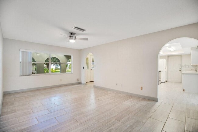 Building Photo - 1143 E Fowler Dr