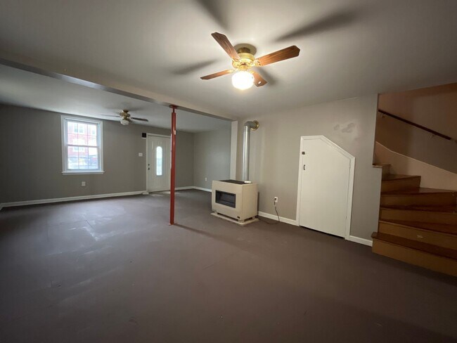 Building Photo - Beautifully Maintained End-Unit Townhome f...