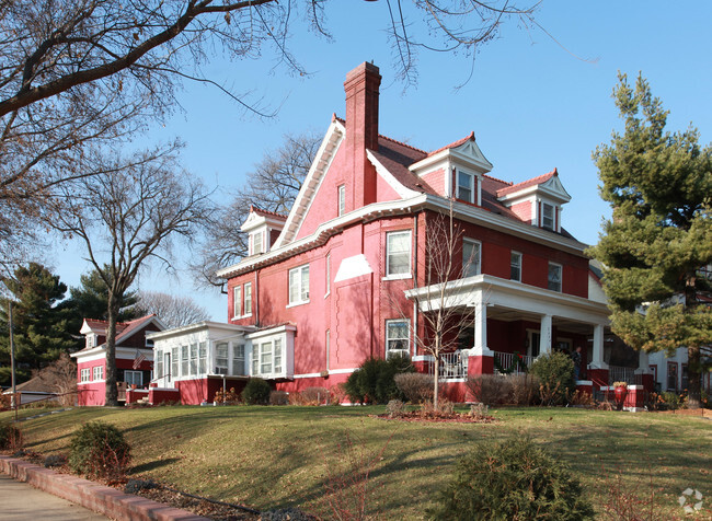 Primary Photo - 2444 Pillsbury Ave