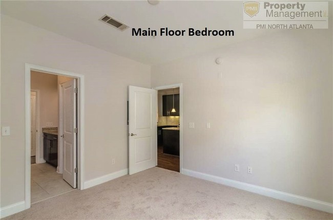 Building Photo - Perimeter Mall Area Townhome