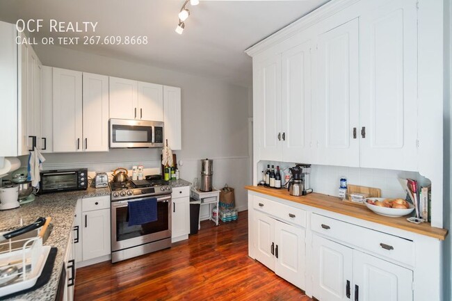 Building Photo - Gorgeous Large Manayunk Home with Parking