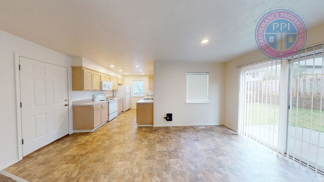 Building Photo - Two Level Cascadia Village Home with  Large Fenced Backyard ! Pet Welcome