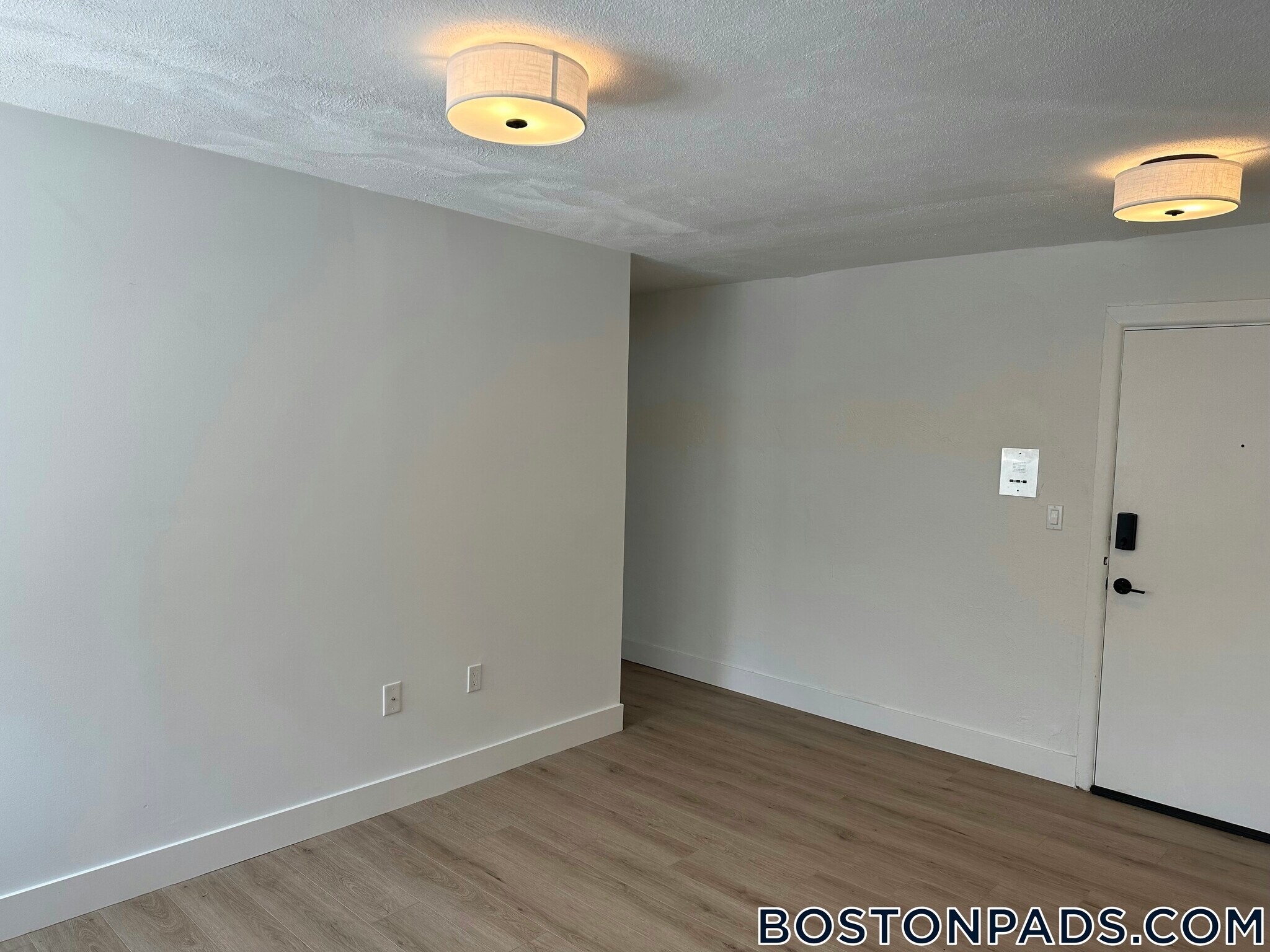 Building Photo - 740 E 7th St