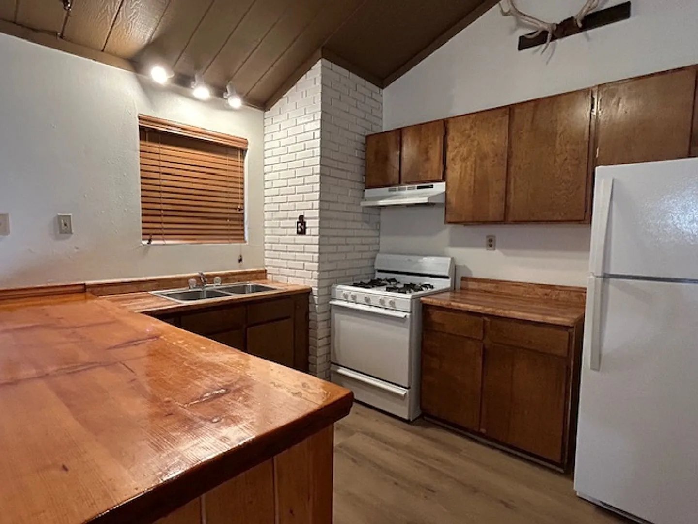 Building Photo - 259 Spruce Ln