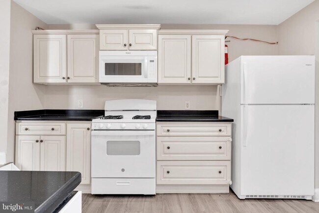 Building Photo - 19 Pleasant St