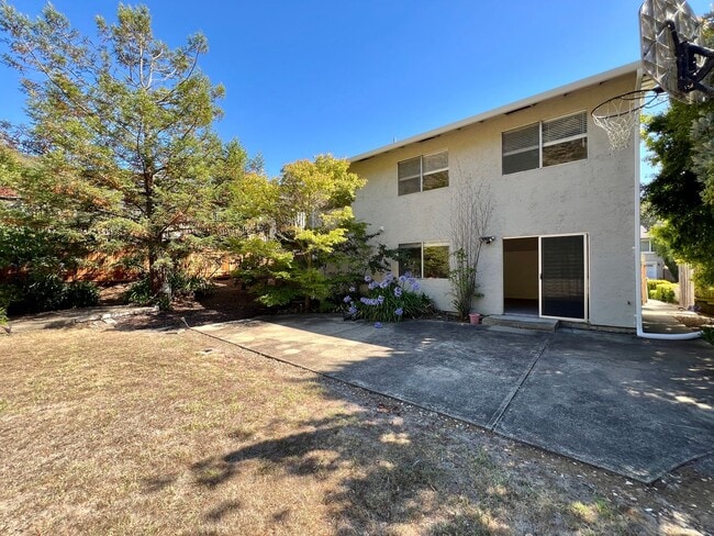 Building Photo - Spacious 4-Bed, 3-Bath Single-Family Home ...