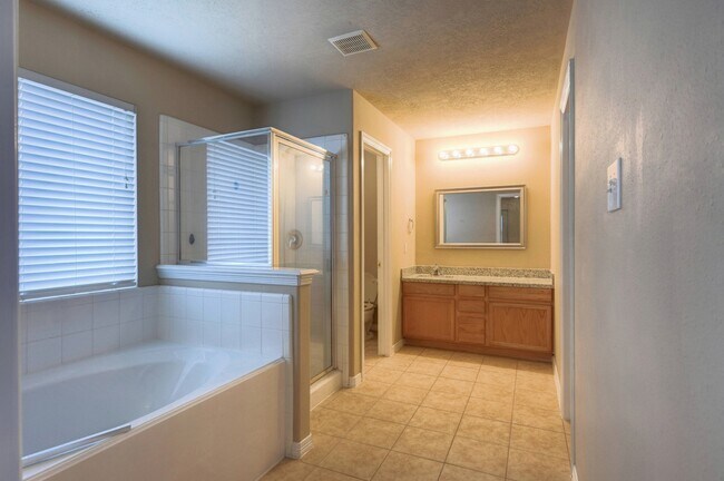 Building Photo - 21803 Manor Ct Dr