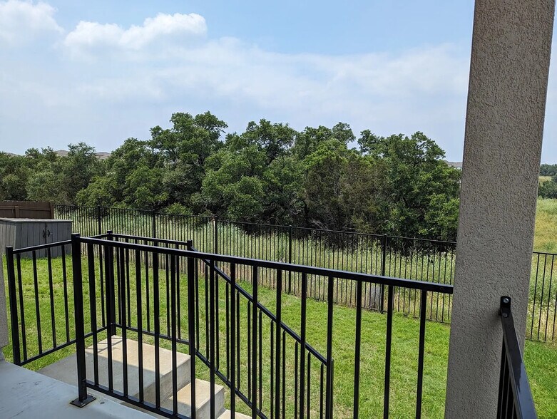 Building Photo - Room in House on Bluewood Bend