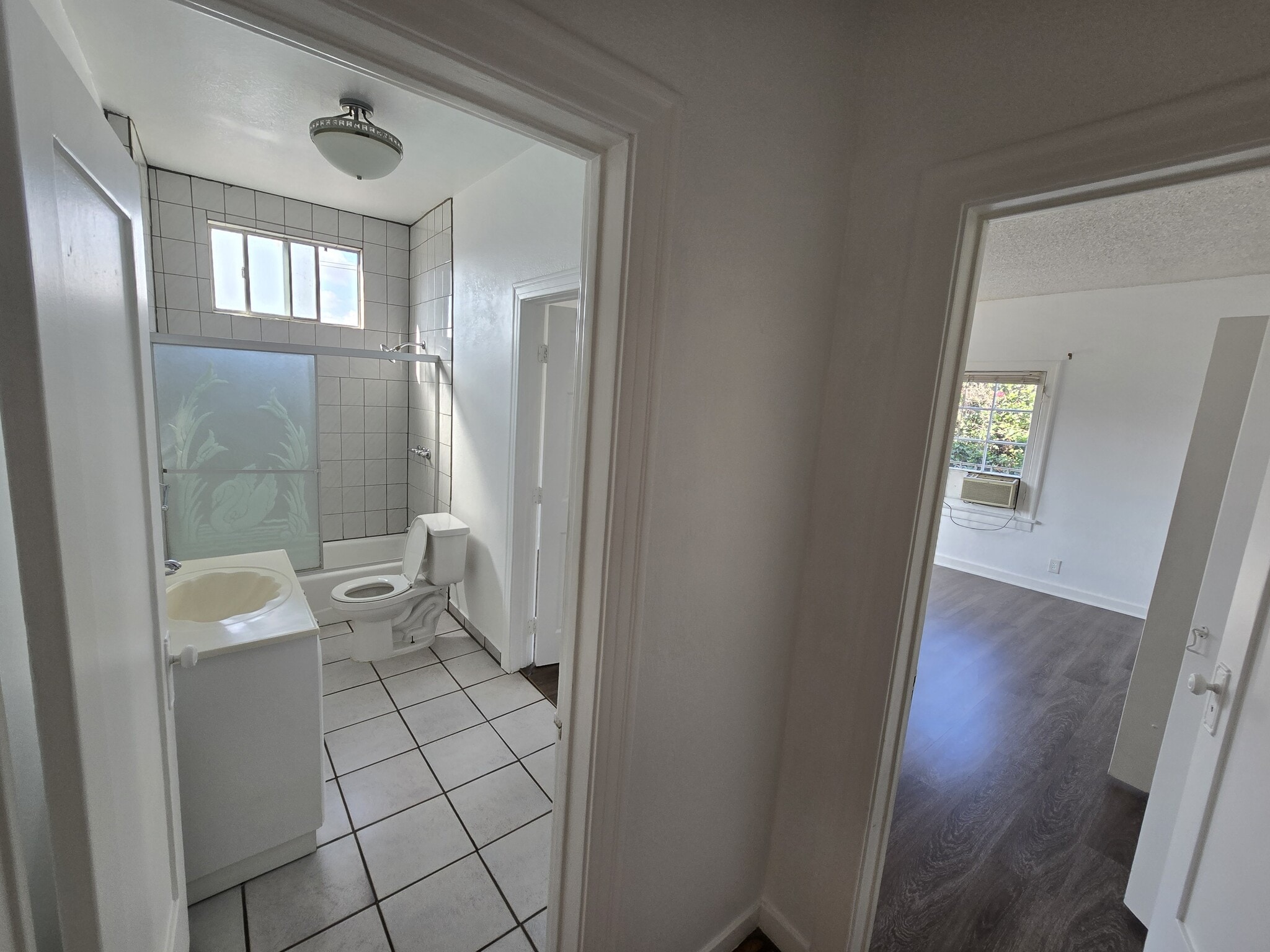 Gigantic bathroom - 608 N St Andrews Pl