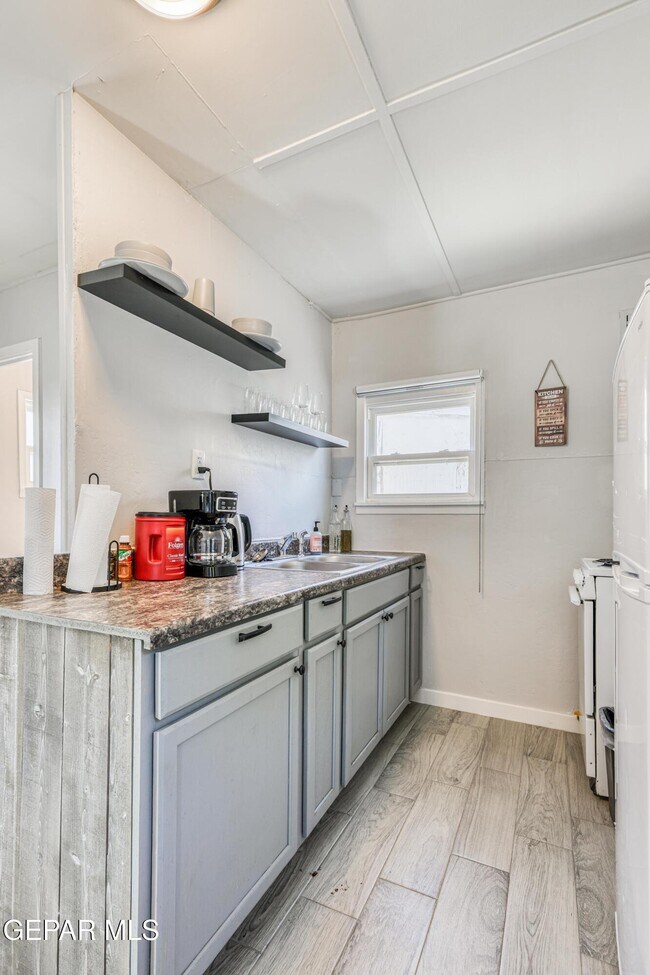Building Photo - 2729 Pershing Dr